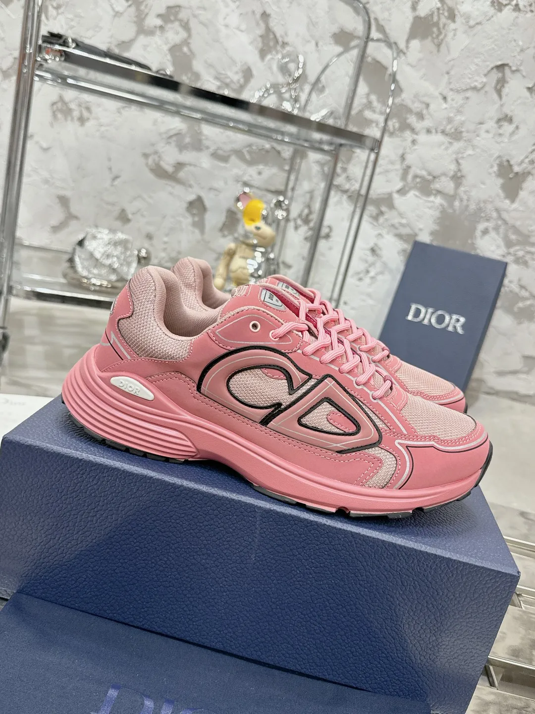 Men's men's shoes 💰600❤️❤️❤️High version Dior Dior's latest color matching B30 series reflective dad sneakers original 17380💰 purchased for development and production Brand new B30 sneakers Dad Shoes style shoes that follow the trend of the retro market The Dior logo on the tongue also indicates that this pair of shoes is the B30 model! B30 uses fine-textured leather and mesh cloth materials to form a shoe body. There are conspicuous letters CD on both sides of the shoe body to indicate identity. Many lines on the shoe body outline details to make the shoes look less monotonous and full of retro flavor. The delivery counter is exquisitely packaged🛍📦 ▪️Fabric: Original customized technical fabric + mesh ▪️Inner lining: Customized breathable lining ▪️Outsole: Original molded IP foam + TPU outsole ▪️Sole thickness: 3.5CM ▪️Size: Women’s size 35-40 / Men’s size 39-46